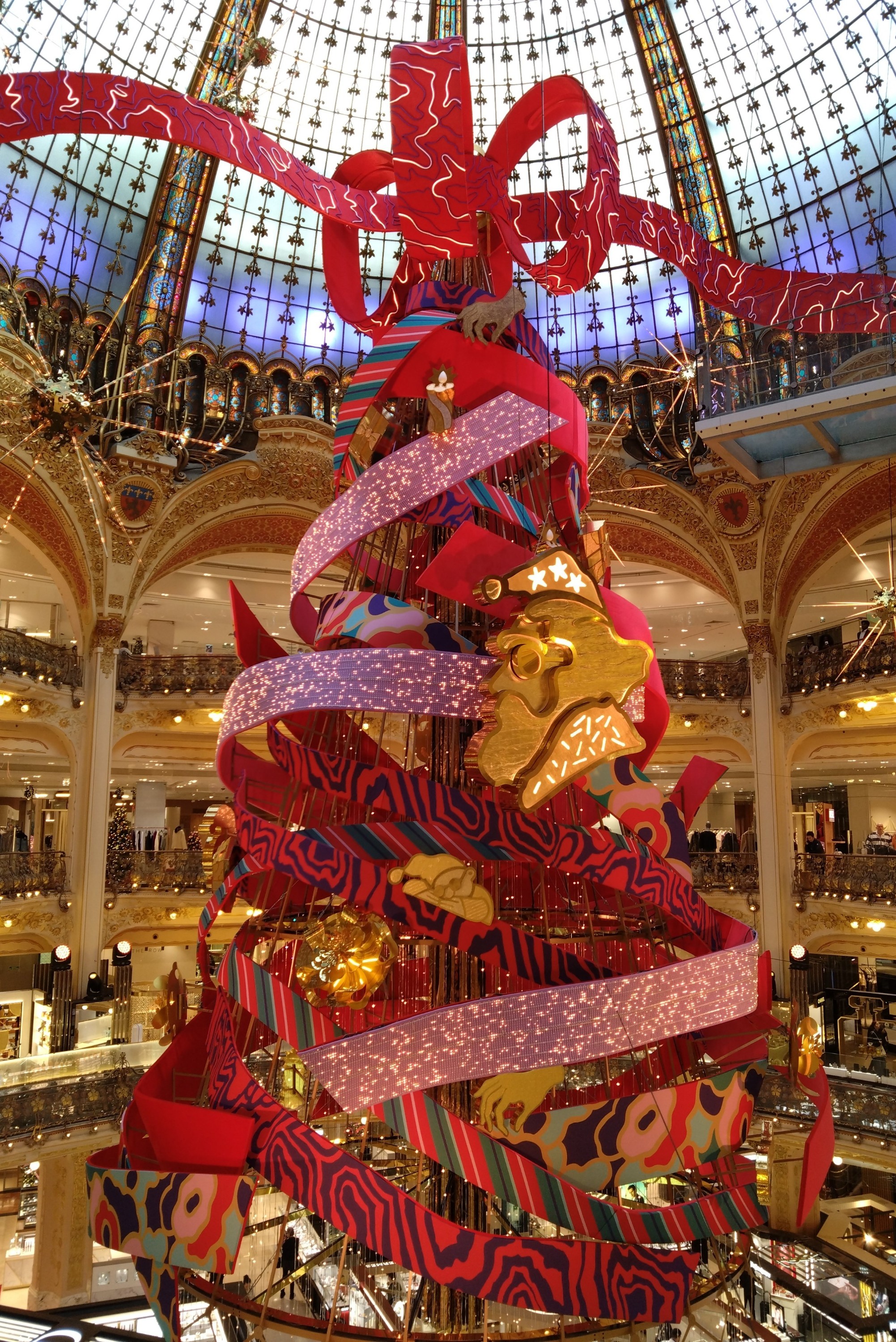 パリ、 ノエルの風物詩 ギャラリー・ラファイエットとプランタンの