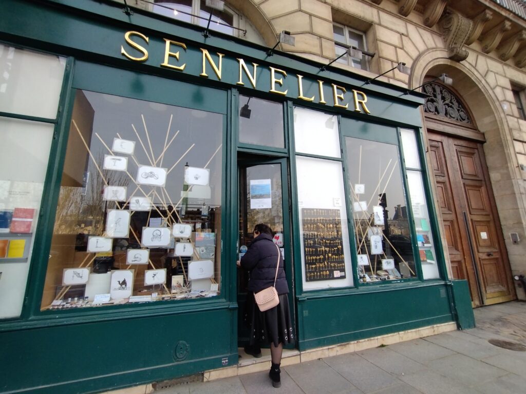 パリ】老舗画材店 Sennelier の世界を覗いてきた🎶～趣溢れるアートの
